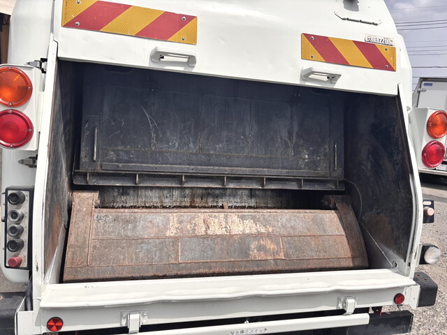 三菱ふそうファイターパッカー車（塵芥車）中型（4t）[写真10]