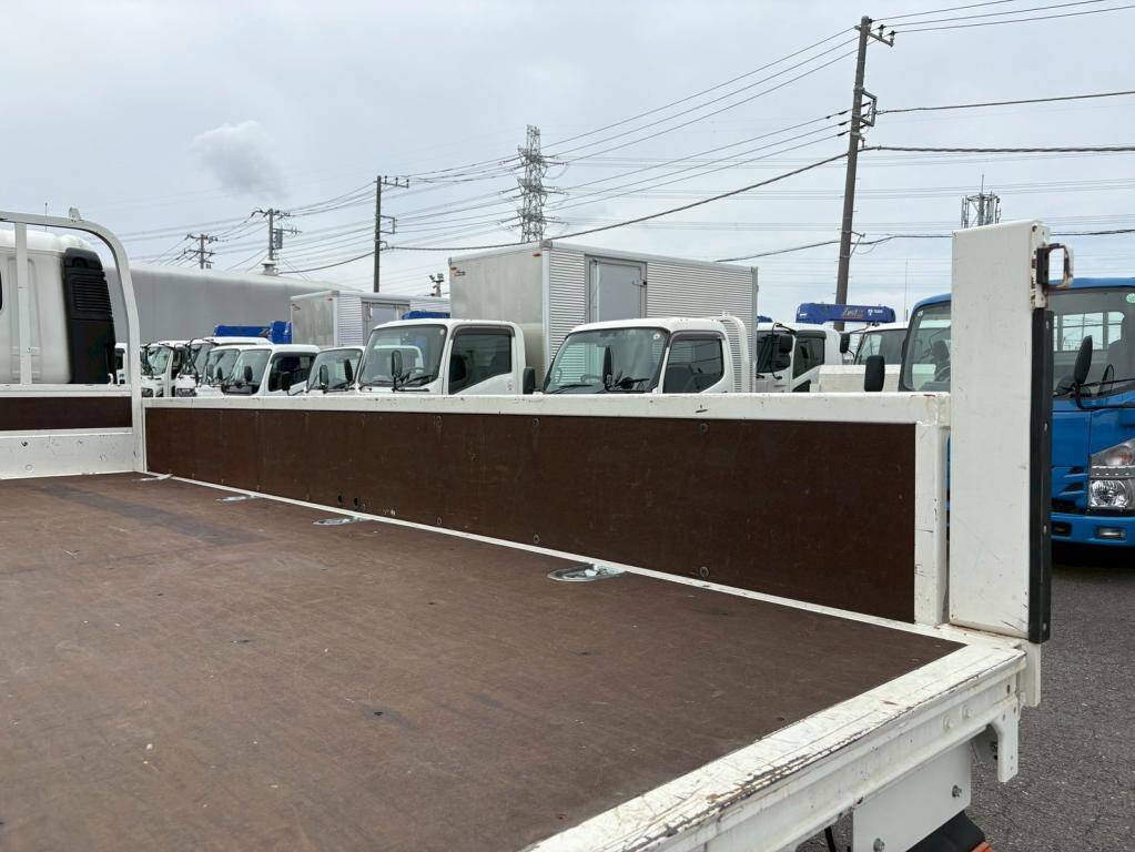 日野デュトロ平ボディ小型（2t・3t）[写真10]