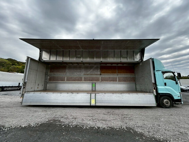 いすゞギガアルミウイング大型（10t）[写真10]