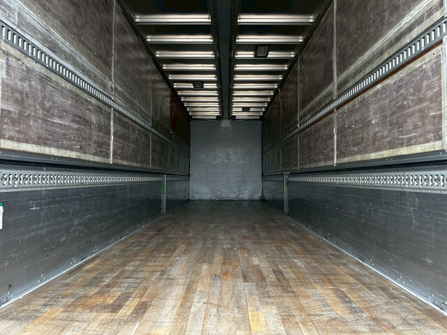 いすゞギガアルミウイング大型（10t）[写真12]