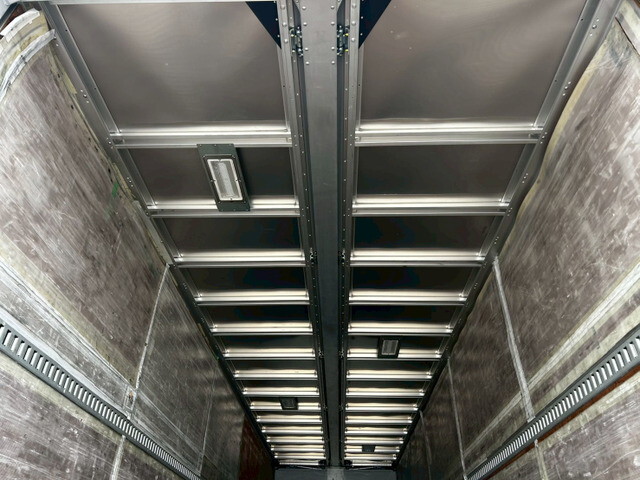 いすゞギガアルミウイング大型（10t）[写真14]