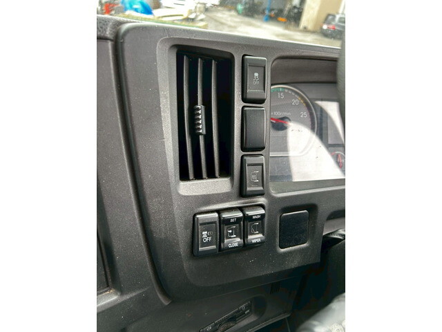 いすゞギガアルミウイング大型（10t）[写真24]