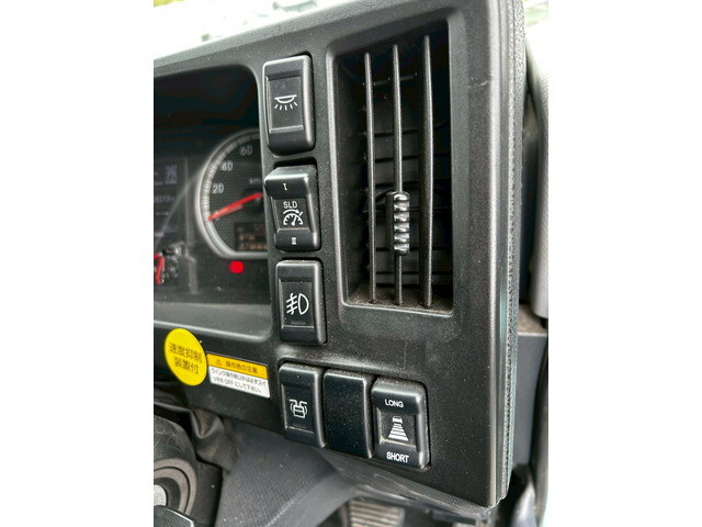 いすゞギガアルミウイング大型（10t）[写真25]