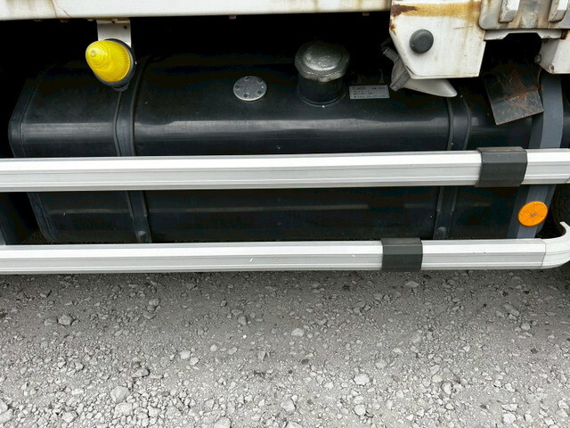 いすゞギガアルミウイング大型（10t）[写真30]