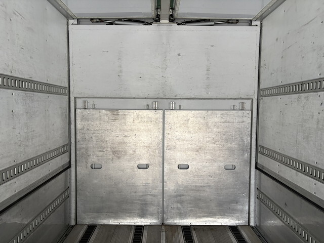 いすゞギガアルミウイング大型（10t）[写真11]