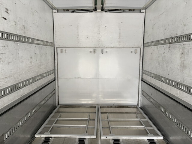 いすゞギガアルミウイング大型（10t）[写真12]