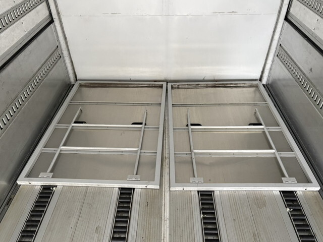 いすゞギガアルミウイング大型（10t）[写真13]