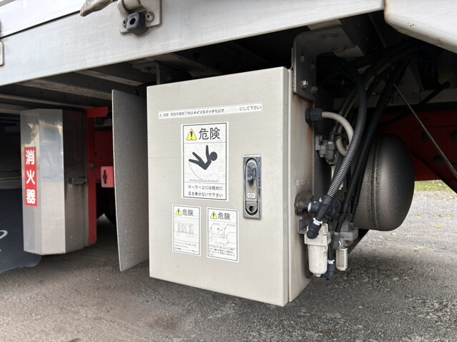 いすゞギガアルミウイング大型（10t）[写真14]