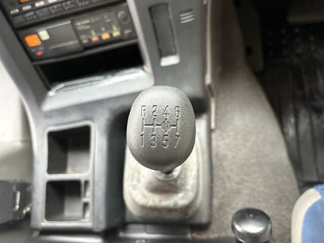 いすゞギガアルミウイング大型（10t）[写真28]