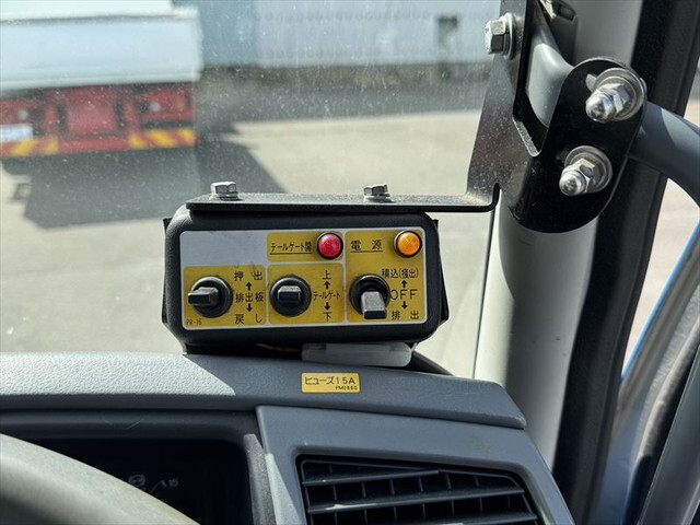 三菱ふそうファイターパッカー車（塵芥車）中型（4t）[写真37]