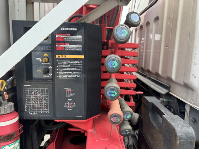 三菱ふそうキャンタークレーン3段小型（2t・3t）[写真13]