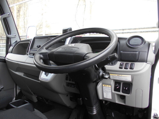 三菱ふそうキャンター平ボディ小型（2t・3t）[写真25]