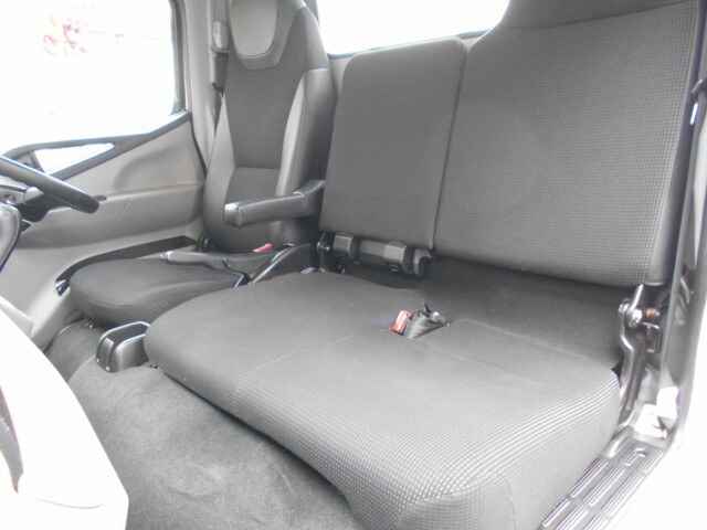 三菱ふそうキャンター平ボディ小型（2t・3t）[写真28]