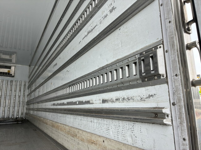 いすゞフォワード冷凍車（冷蔵車）中型（4t）[写真13]