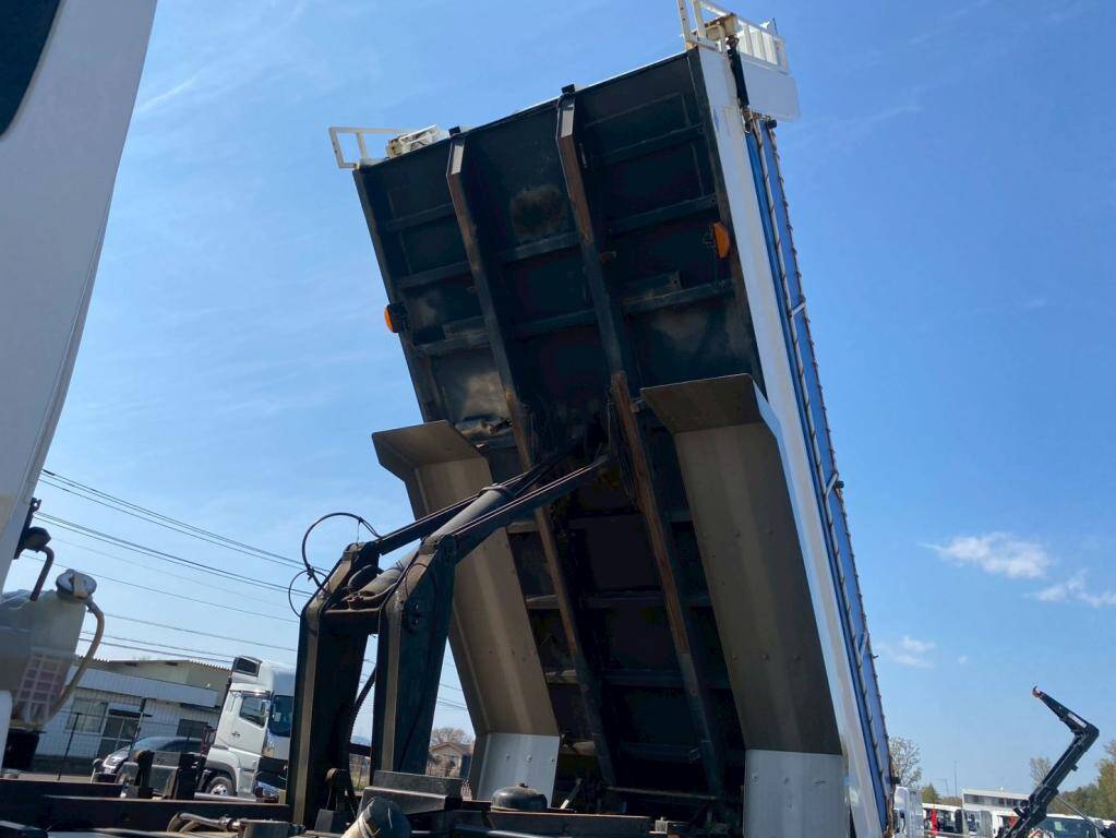 UDトラックスクオンダンプ大型（10t）[写真13]