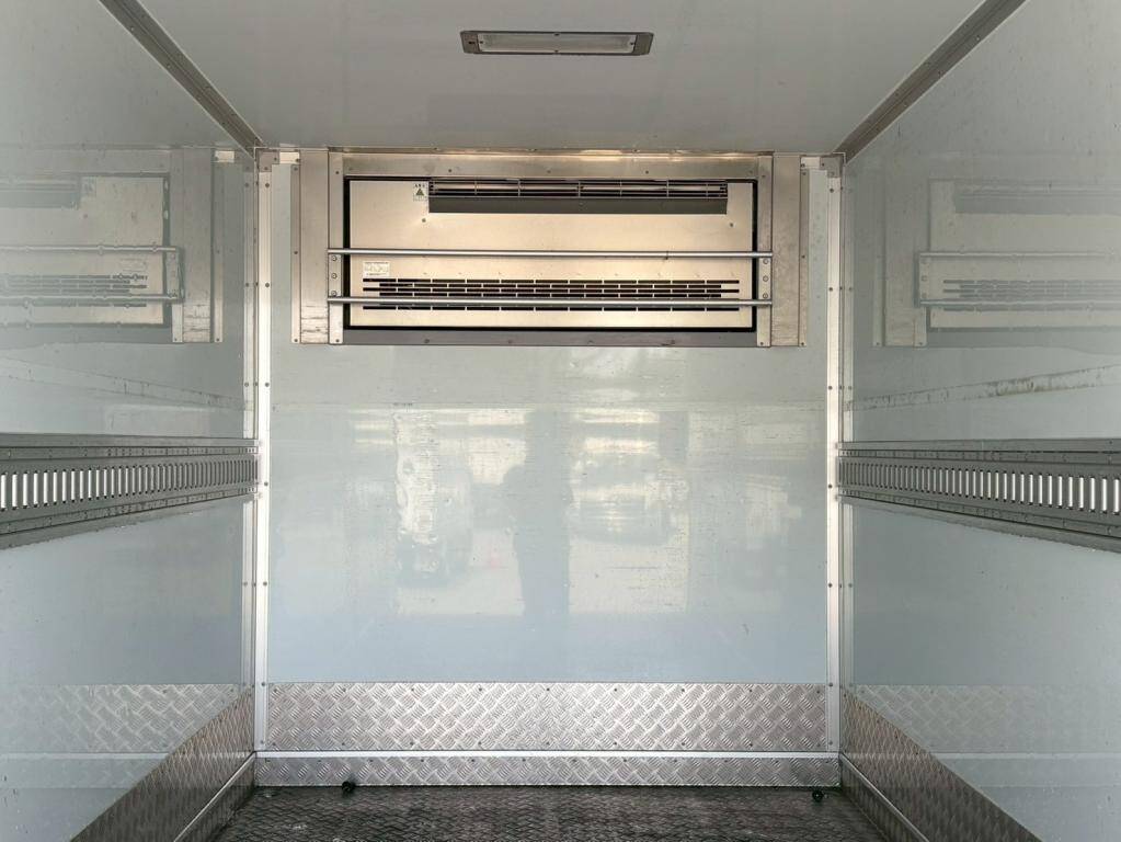 いすゞエルフ冷凍車（冷蔵車）小型（2t・3t）[写真07]