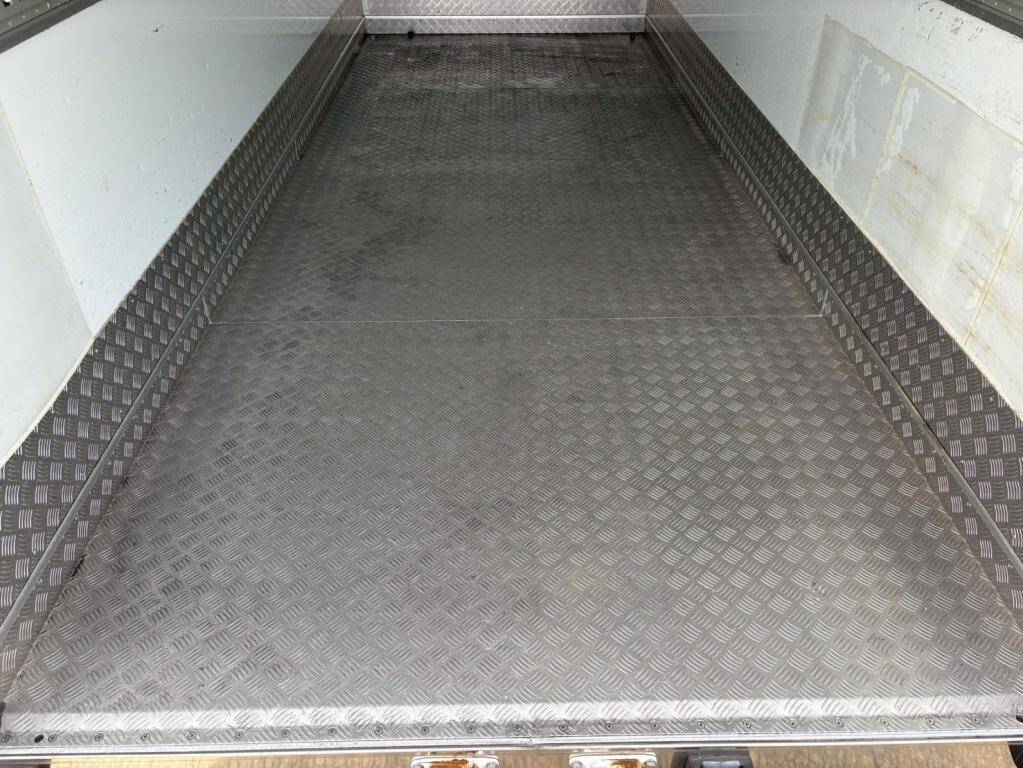 いすゞエルフ冷凍車（冷蔵車）小型（2t・3t）[写真08]