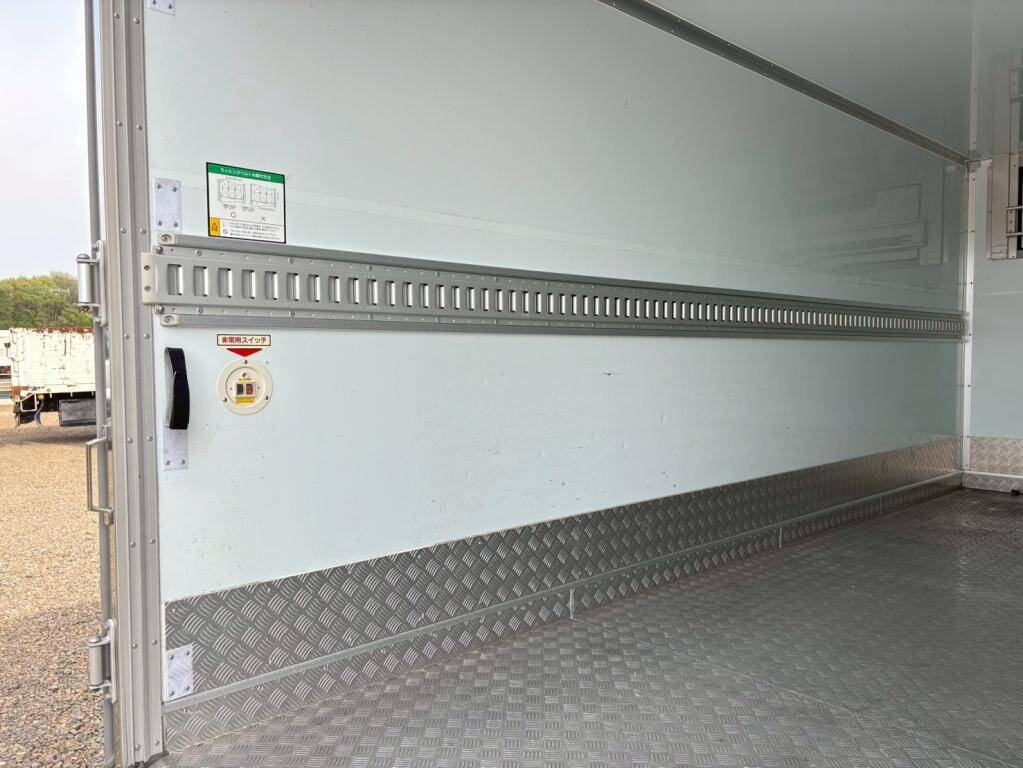 いすゞエルフ冷凍車（冷蔵車）小型（2t・3t）[写真09]