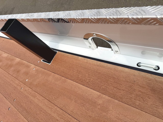 いすゞフォワードセルフクレーン3段中型（4t）[写真06]