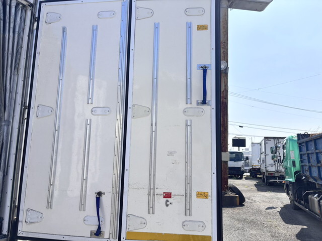 いすゞエルフ冷凍車（冷蔵車）小型（2t・3t）[写真09]