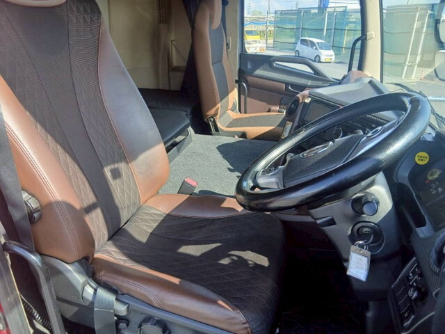 日野プロフィアパネルウイング大型（10t）[写真20]