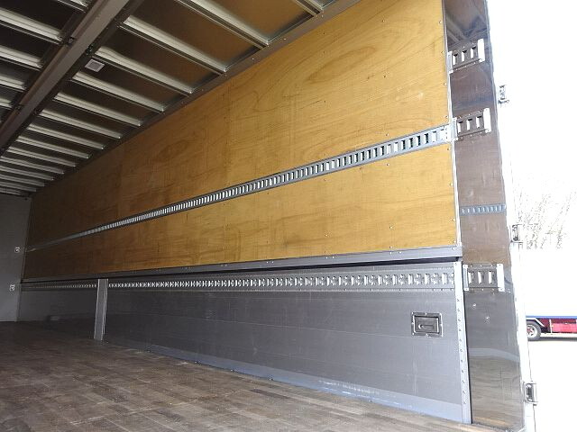 いすゞギガアルミウイング大型（10t）[写真13]