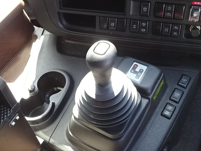 いすゞギガアルミウイング大型（10t）[写真24]