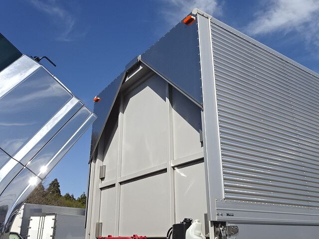 いすゞギガアルミウイング大型（10t）[写真30]