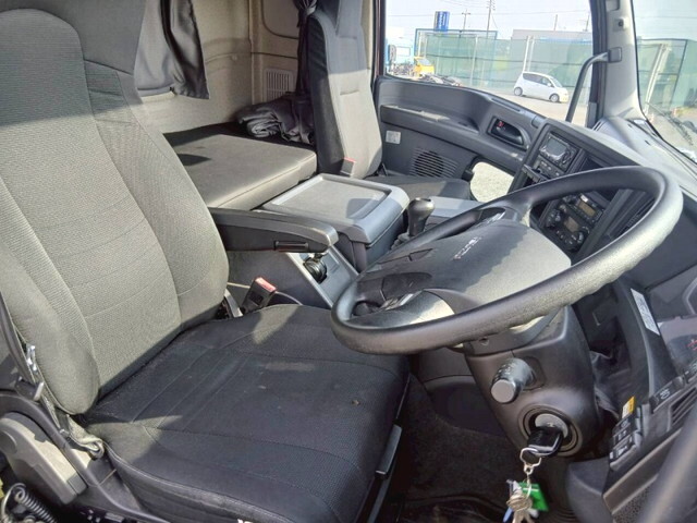 いすゞギガアルミウイング大型（10t）[写真17]