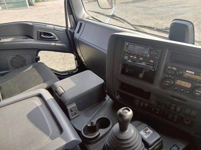 いすゞギガアルミウイング大型（10t）[写真25]