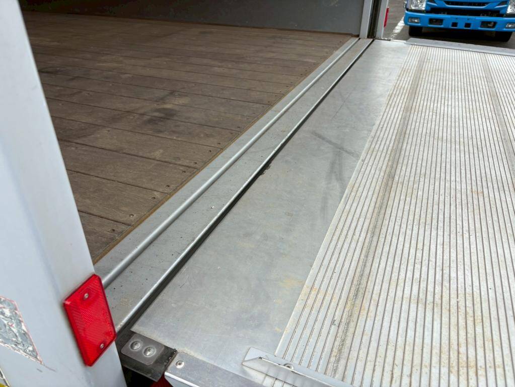 いすゞエルフアルミバン小型（2t・3t）[写真12]