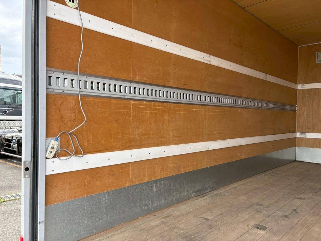 いすゞエルフアルミバン小型（2t・3t）[写真09]