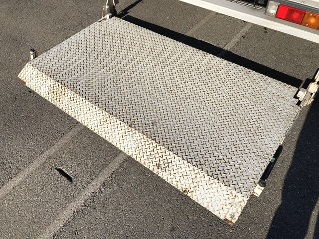 三菱ふそうキャンターアルミバン小型（2t・3t）[写真06]