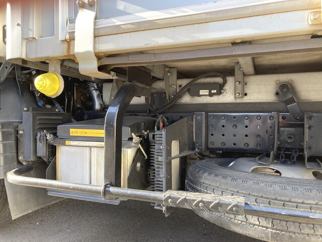 三菱ふそうキャンターアルミバン小型（2t・3t）[写真09]