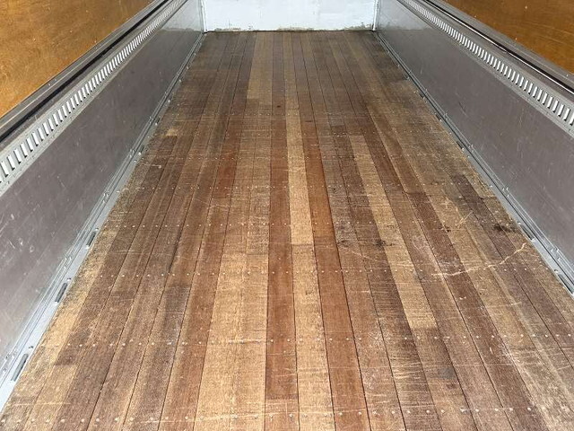 いすゞフォワードアルミウイング増トン（6t・8t）[写真08]