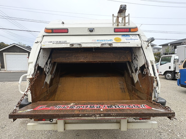 三菱ふそうファイターパッカー車（塵芥車）増トン（6t・8t）[写真09]