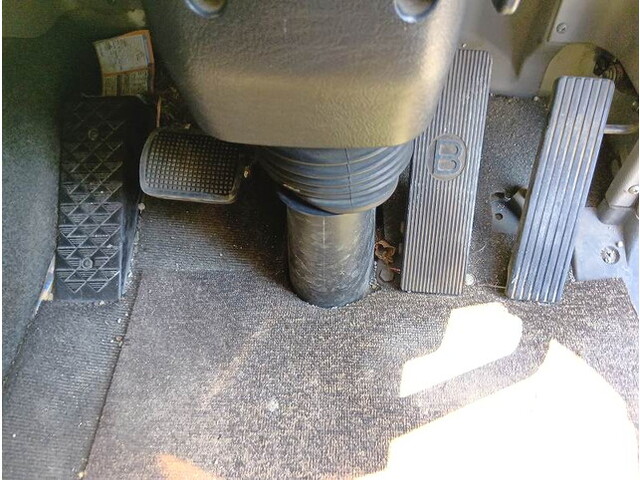 三菱ふそうスーパーグレート平ボディ大型（10t）[写真28]