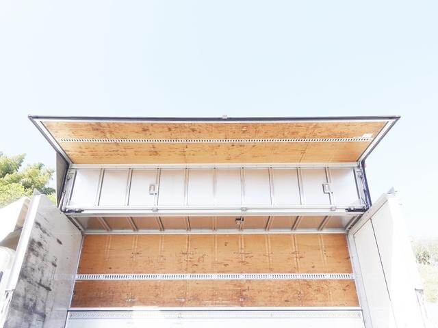 いすゞフォワードアルミウイング増トン（6t・8t）[写真09]