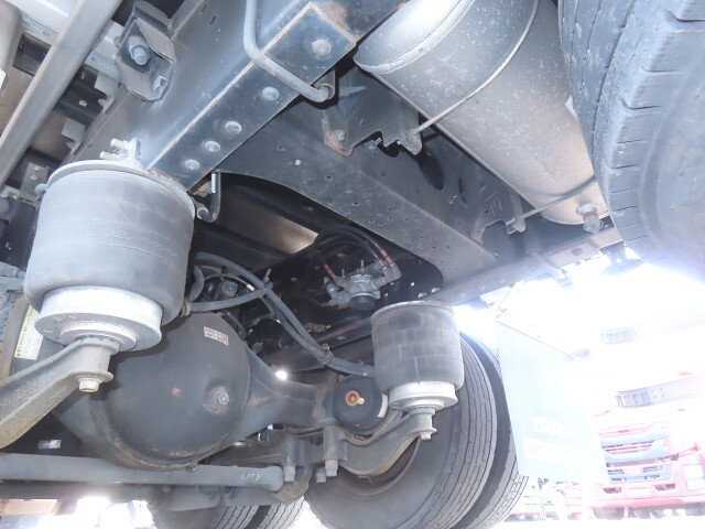 いすゞギガアルミウイング大型（10t）[写真13]