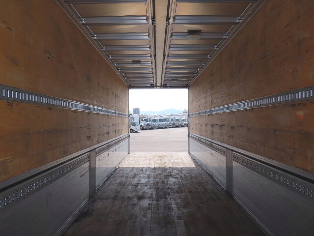 いすゞギガアルミウイング大型（10t）[写真32]