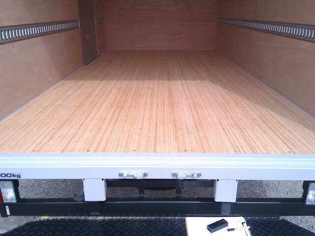 いすゞエルフアルミバン小型（2t・3t）[写真20]