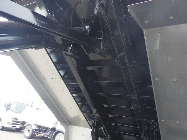 三菱ふそうスーパーグレートダンプ大型（10t）[写真16]