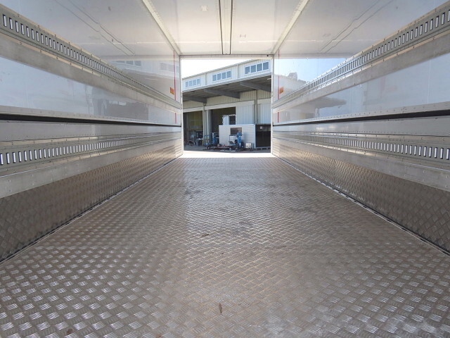 いすゞギガ冷蔵冷凍ウイング大型（10t）[写真28]