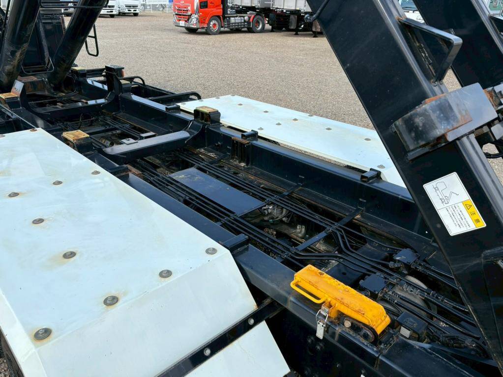 三菱ふそうスーパーグレートコンテナ専用車大型（10t）[写真10]