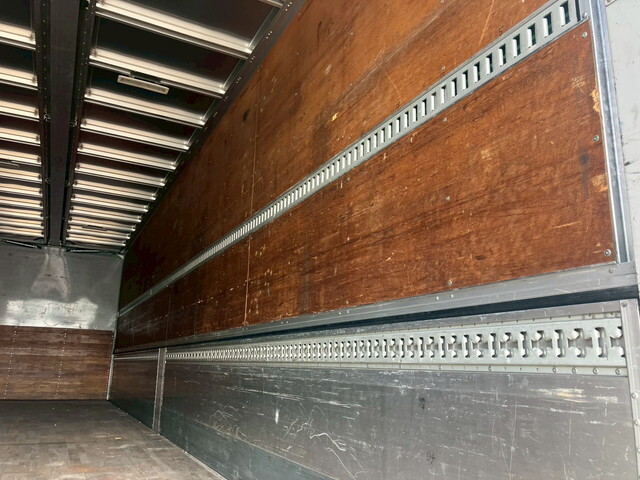 いすゞギガアルミウイング大型（10t）[写真10]