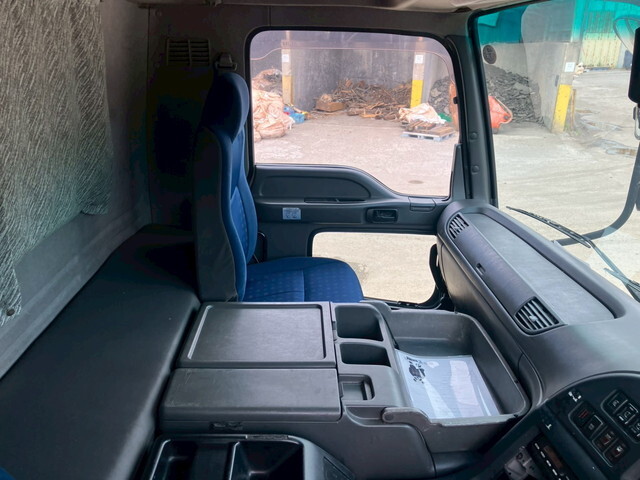 いすゞギガアルミウイング大型（10t）[写真21]