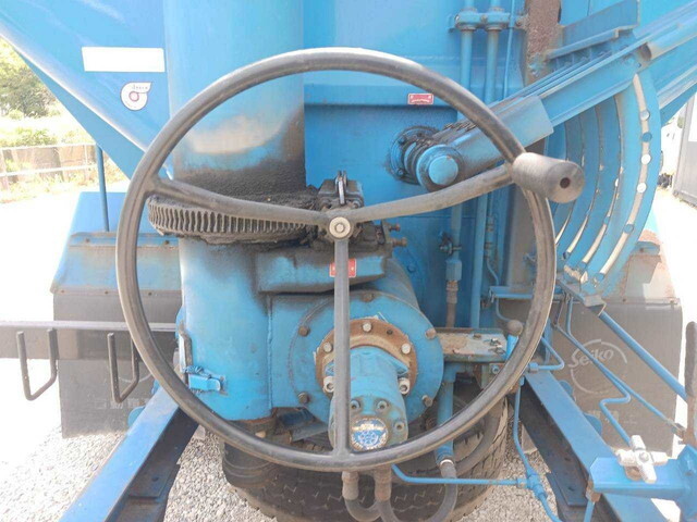 いすゞフォワードタンク車（タンクローリー）増トン（6t・8t）[写真10]