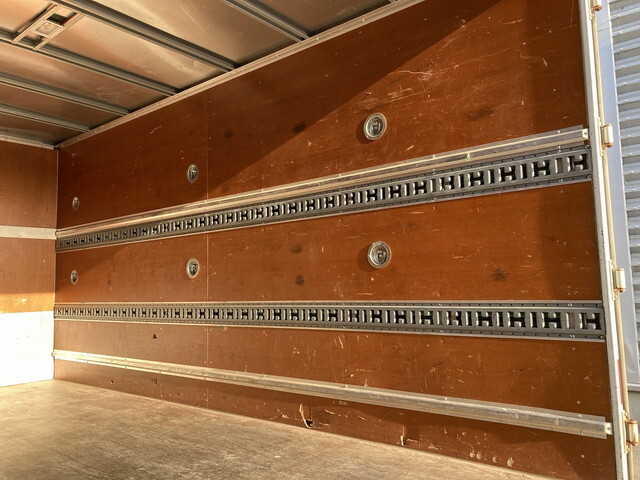 三菱ふそうキャンターアルミバン小型（2t・3t）[写真22]