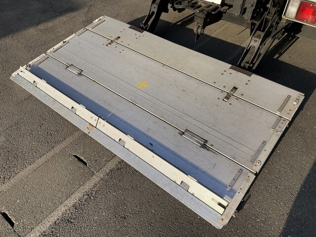 三菱ふそうキャンターアルミバン小型（2t・3t）[写真06]