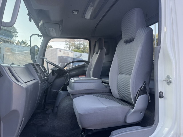 いすゞフォワード平ボディ中型（4t）[写真30]